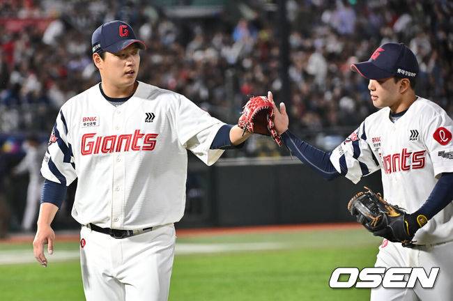 [OSEN=부산, 이석우 기자] 2일 부산 사직야구장에서 2025 신한 SOL 뱅크 KBO 리그 롯데 자이언츠와 NC 다이노스의 경기가 열렸다. 홈팀 롯데는 나균안, 방문팀 NC는 최성영이 선발 출전했다.롯데 자이언츠 선발 투수 나균안이 5회초 수비를 무실점으로 막고 이호준과 하이파이브를 하고 있다. 2025.05.02 / foto0307@osen.co.kr