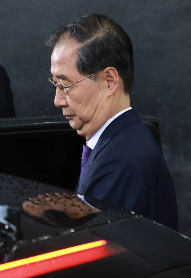 ▲한덕수 대통령 권한대행 국무총리가 1일 대국민 담화 뒤 정부서울청사를 떠나며 차에 오르고 있다. ⓒ연합뉴스