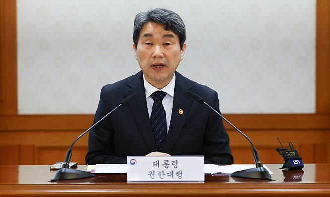 이주호 대통령 권한대행 부총리 겸 교육부 장관이 2일 정부서울청사에서 열린 긴급 국가안전보장회의에서 발언하고 있다. 대통령실사진기자단