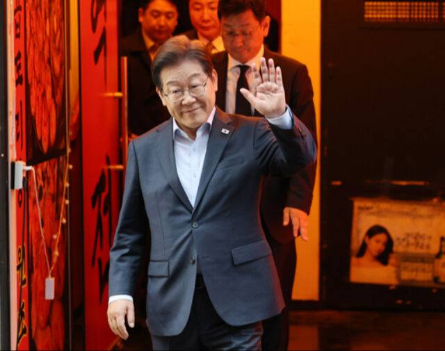 더불어민주당&nbsp;이재명 대선후보가 지난 1일&nbsp;서울 종로구의 한 포장마차에서 열린 비전형 노동자 간담회를 마친 뒤 이동하고 있다. 뉴시스