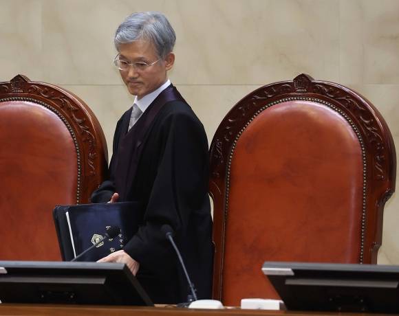 조희대 대법원장이 1일 이재명 더불어민주당 대선 후보의 공직선거법 위반 사건 전원합의체 선고를 위해 대법원 대법정에 들어서고 있다. 대법원 전원합의체는 이날 무죄를 선고한 원심 판결을 파기하고 사건을 서울고법으로 돌려보냈다. 사진공동취재단