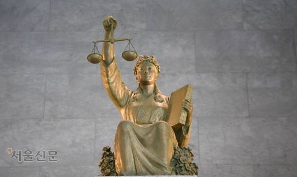 세계적인 법철학자 한스 페터 그라베르 교수는 법관들이 정부나 독재자 등의 억압에 동조하는 이유를 심도 있게 분석하며 “억압적인 환경에서도 판사와 법원이 정의를 추구할 수 있는 여지가 있고 주어진 재량권을 행사해 권력의 억압을 견제하거나 완화할 수 있다”고 강조했다. 사진은 서울 서초구 대법원 청사 로비에 자리한 정의의 여신상. 서울신문 DB