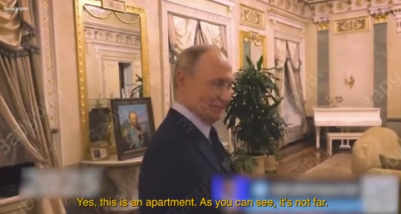 블라디미르 푸틴 러시아 대통령이 현지 언론사 기자와 이야기를 나누던 중 개인 저택의 문을 직접 열며 내부를 소개하는 모습. 텔레그램 영상 캡처