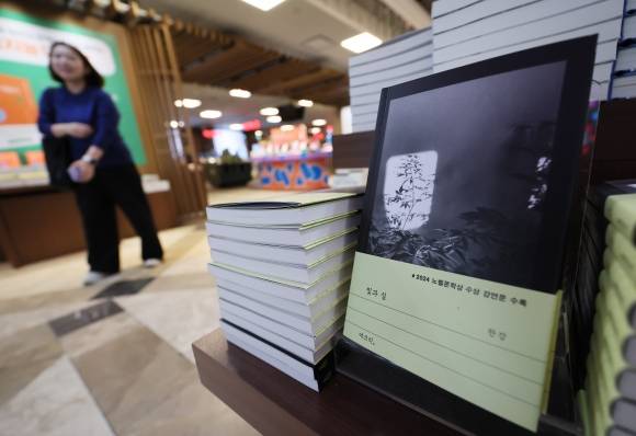 한강 노벨상 후 첫 신간 ‘빛과 실’ 정식 판매 - 서울 종로구 교보문고 광화문점에 한강 작가의 노벨상 후 첫 신간인 ‘빛과 실’이 진열돼 있다. 2025.4.24