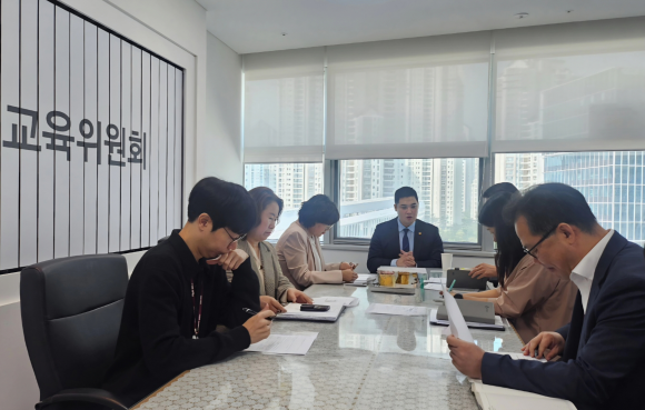 최민 의원이 4월 28일, 정담회를 열고 경기도교육청, 광명교육지원청 및 광명시청 관계 공무원들과 함께 경기도 광명시 광명2R 재개발구역 내 초등학교 신설과 학교 복합시설 건립 사업 추진에 대해 논의하고 있다.