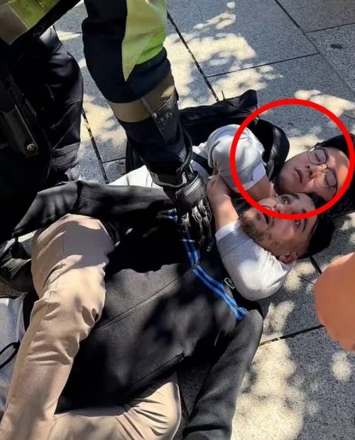 중국인으로 추정되는 남성 관광객(빨간색 동그라미)이 스페인 바르셀로나에서 소매치기를 붙잡는 영상이 화제가 됐다. 엑스 영상 캡처