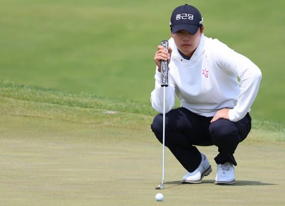 그린 살피는 김민규 - 그린 살피는 김민규      (인천=연합뉴스) 김도훈 기자 = 2일 인천 송도 잭 니클라우스 골프클럽 코리아에서 열린 LIV 골프 코리아 1라운드 1번홀에서 레인지고츠 팀 김민규가 퍼팅 전 그린을 살피고 있다. 2025.5.2     superdoo82@yna.co.kr (끝)   <저작권자(c) 연합뉴스, 무단 전재-재배포, AI 학습 및 활용 금지>