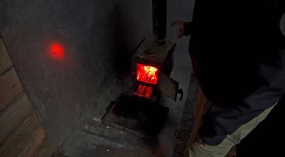 30일(현지시간) 고려인 3세 방송인이자 정치인인 마리나 김(42)은 “전 세계 독점”이라며 쿠르스크에서 직접 만난 북한군 동영상을 공개했다. 영상에는 러시아군과 드론 대응, 전자전 상황 적응 등 현대전 전술 훈련 중인 북한군 모습이 담겼다. 사진은 참호 내 난로. 2025.4.30 마리나 김