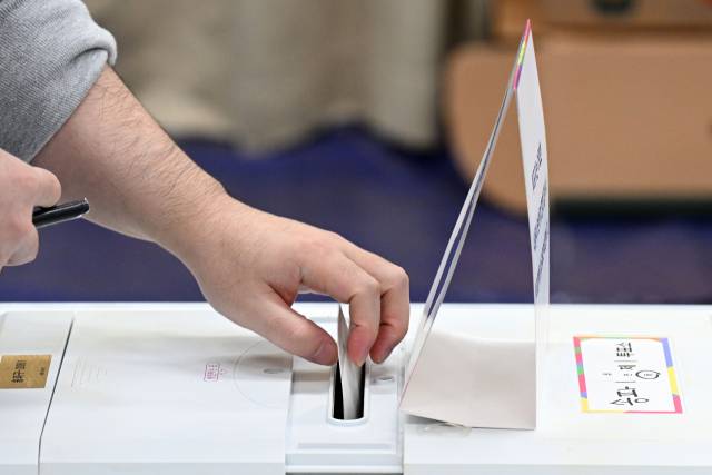 투표하는 유권자. 조태형 기자