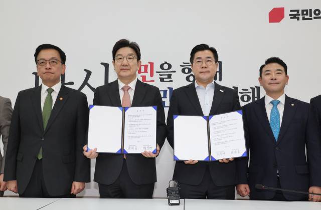 박찬대(왼쪽 세번째) 더불어민주당 당대표 직무대행 겸 원내대표와 권성동(왼쪽 두번째) 국민의힘 원내대표가 1일 서울 여의도 국회에서 추경안 합의문에 서명한 뒤 기념촬영 하고 있다. 왼쪽부터 최상목 부총리 겸 기획재정부 장관, 권 원내대표, 박 원내대표, 박정 국회 예산결산특별위원회 위원장. 연합뉴스