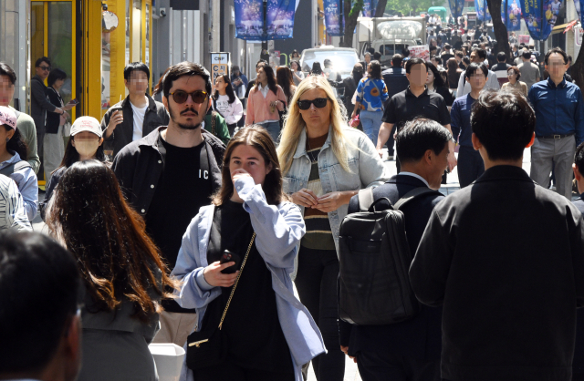 지난달 29일 서울 중구 명동 거리가 외국인 관광객들로 붐비고 있다. 한국을 방문한 외국인 관광객은 4월 말 기준 550만 명을 넘어서며 역대 최다 기록을 경신했다. 오승현 기자