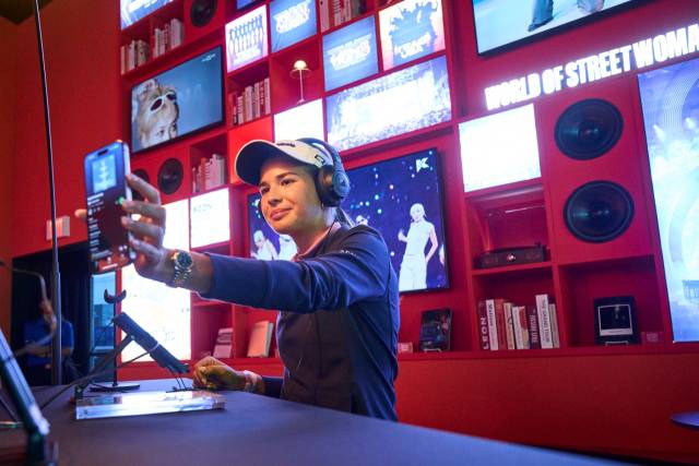 2일 PGA 투어 더 CJ컵 바이런 넬슨 대회장을 찾은 카이 트럼프가 하우스 오브 CJ에 방문에 다양한 한국 문화를 체험하고 있다. 사진 제공=CJ그룹