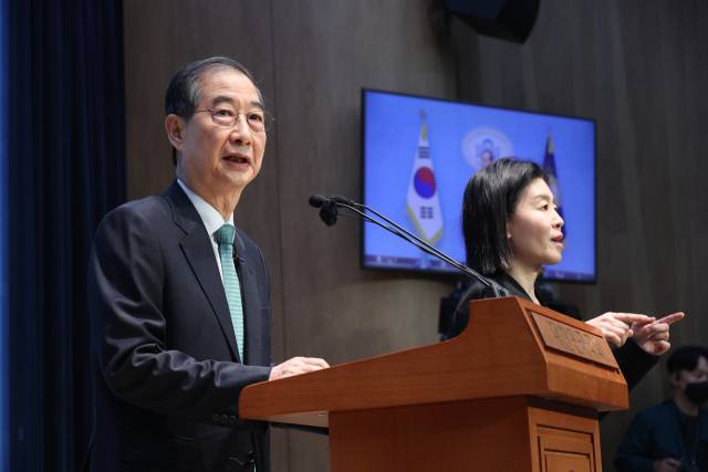 한덕수 전 국무총리가 2일 서울 여의도 국회 소통관에서 대통령 선거 출마를 선언하고 있다. 연합뉴스