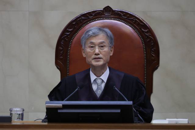 조희대 대법원장이 1일 더불어민주당 이재명 대선 후보의 공직선거법 사건 전원합의체 선고를 위해 서울 서초구 대법원 대법정에서 장내 정돈을 선언하고 있다. 사진공동취재단