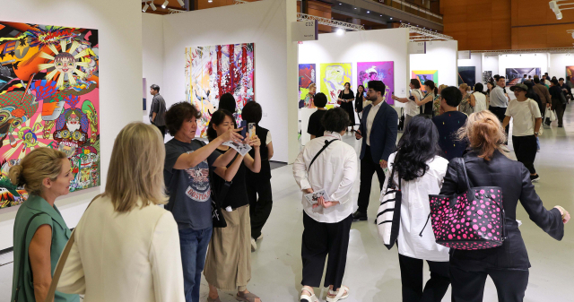 지난해 9월 4일 서울 삼성동 코엑스에서 세 번째로 열린 글로벌 아트페어 '프리즈 서울' VIP 프리뷰를 찾은 관람객들이 작품을 둘러보고 있다. 서울경제DB
