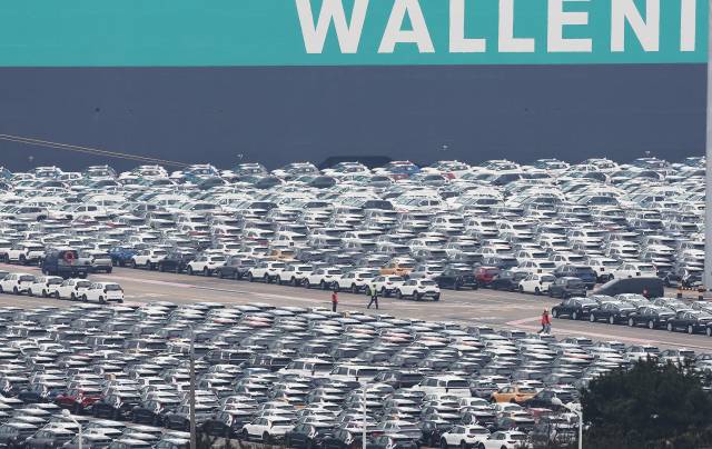 경기 평택항에서 수출 대기 중인 자동차들. 연합뉴스