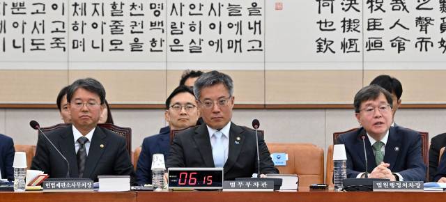 배형원(오른쪽) 법원행정처 차장이 2일 서울 여의도 국회에서 열린 법제사법위원회 전체회의 긴급현안질의에서 의원들의 질의에 답변하고 있다. 성형주 기자