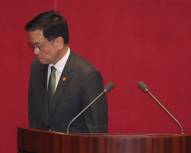 최상목 경제부총리 겸 기획재정부 장관이 1일 국회에서 본회의 표결 절차를 마친 뒤 회의장을 떠나고 있다. 연합뉴스