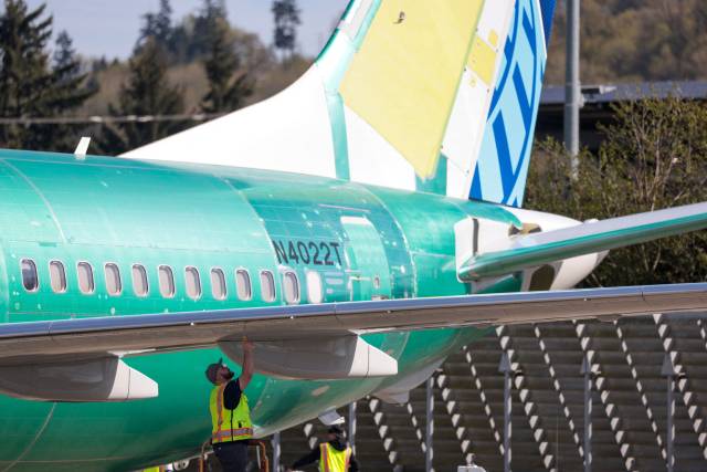 지난달 15일(현지 시간) 미국 워싱턴주 렌턴에 있는 보잉의 공장에서 한 직원이 보잉 737 항공기를 점검하고 있다. AFP연합뉴스