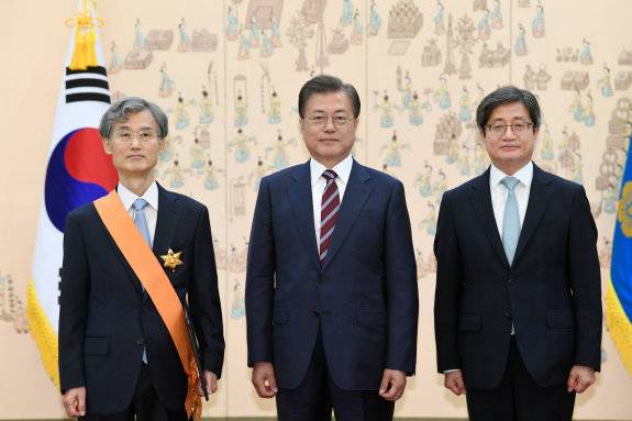 문재인 전 대통령이 2020년 5월 22일 청와대에서 두 달 전 퇴임한 조희대 전 대법관(왼쪽)에게 훈장을 수여한 뒤 김명수 대법원장(오른쪽)과 함께 기념 촬영을 하고 있다. 청와대사진기자단