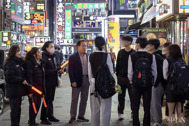 3월27일 어머니 자율방범대원들과 자율방범 자문관 박병오씨(왼쪽에서 네 번째)가 경기도 광명시 철산동 인근을 야간 순찰하고 있다. ⓒ시사IN 박미소