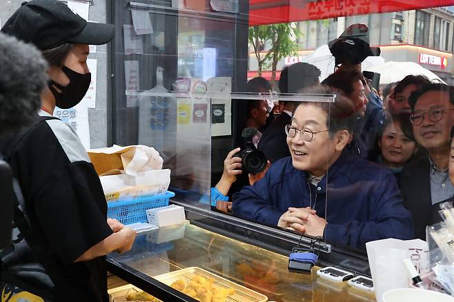 민심을 듣는 '골목골목 경청 투어'를 시작한 이재명 더불어민주당 대선 후보가 1일 경기도 북부 접경지역인 포천의 한 치킨집에서 치킨을 사먹으며 상인과 대화하고 있다. ⓒ연합뉴스