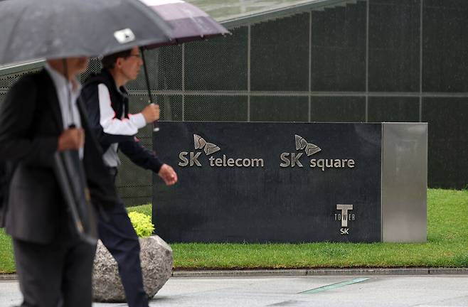 유영상 SK텔레콤 대표는 오는 5일부터 직영점인 전국 2600여 T월드 매장에서 신규 가입자 모집을 중단한다고 2일 밝혔다. 사진은 SK텔레콤 본사가 위치한 서울시 중구 T타워 ⓒ연합뉴스