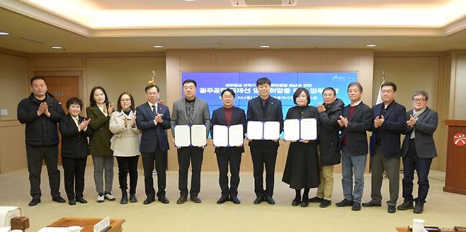 강기정 광주시장이 2월 24일 오후 시청 브리핑룸에서 광주관광협회장, 전세기 공급업체, 여행사 대표 등과 '광주공항 국제선 임시취항 업무협약'을 체결한 뒤 기념촬영하고 있다. ⓒ광주시