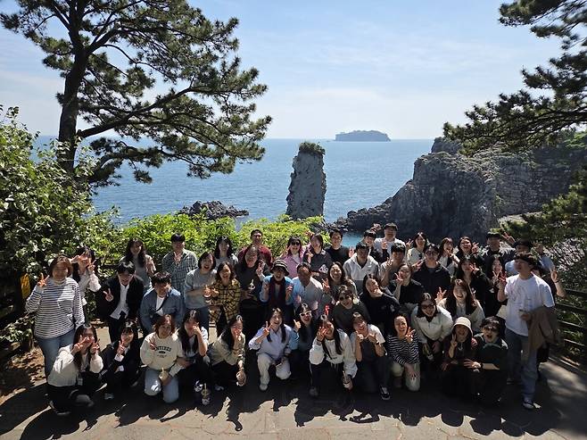 서귀포여자고등학교 교직원들이 학교가 마련한 '소통&sdot;쉼&sdot;회복 프로그램' 올레길 걷기에 참여해 즐거운 포즈를 취하고 있다. ⓒ제주도교육청 제공