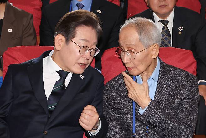 이재명 더불어민주당 대선 후보(왼쪽)가 4월30일 서울 여의도 국회 의원회관에서 열린 더불어민주당 제21대 대통령선거 '진짜 대한민국' 중앙선거대책위원회 출범식에서 윤여준 상임 총괄선대위원장과 대화하고 있다. ⓒ연합뉴스