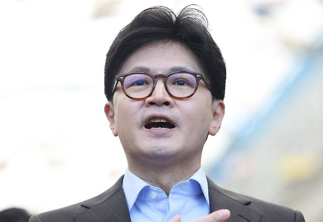 한동훈 국민의힘 대선 경선 후보가 2일 경남 창원시 마산합포구 마산어시장을 찾아 취재진 질문에 답하고 있다. ⓒ연합뉴스