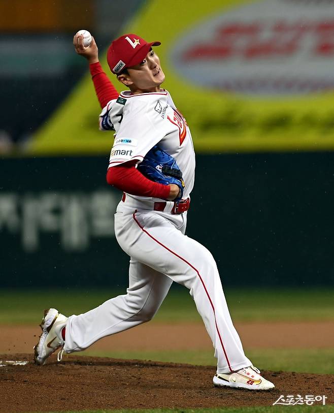 SSG 김건우는 지난달 30일 인천 SSG랜더스필드에서 열린 삼성전 연장 11회초에 등판해 1이닝 무실점을 기록했다. 이닝 마지막 아웃카운트를 잡은 뒤 덕아웃으로 향하며 욕설을 내뱉는 듯한 모습이 중계 카메라에 잡혀 논란을 일으켰다. 결국 1일 경기를 앞두고 주장 김광현과 함께 삼성 선수단을 찾아 사과의 뜻을 전했다. 스포츠동아DB