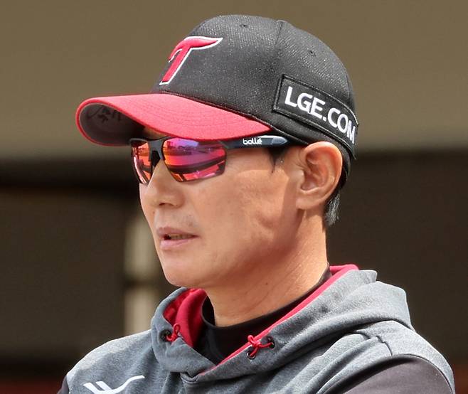 LG 염경엽 감독이 지난달 27일 광주기아챔피언스필드에서 열린 KIA와 경기를 지켜보고 있다. 연합뉴스