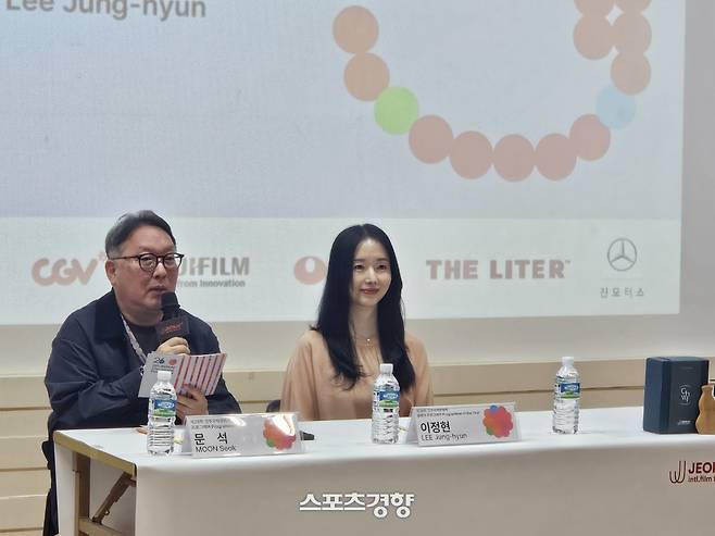 문석 프로그래머(왼쪽)와 배우 이정현. 사진|이다원 기자