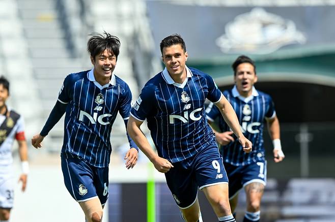 서울이랜드 공격수 아이데일(가운데). /사진=서울이랜드 제공