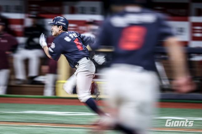 롯데 황성빈이 1일 고척 키움전에서 1루로 달려가고 있다. /사진=롯데 자이언츠 제공