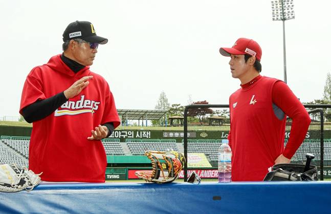 대화를 나누고 있는 이숭용 감독(왼쪽)과 최정. /사진=SSG 랜더스