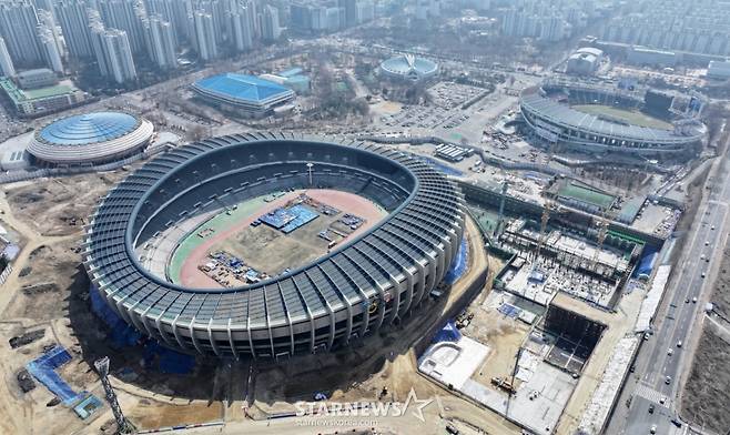 (서울=뉴스1) 김진환 기자 = 23일 서울 송파구 잠실종합운동장 올림픽주경기장에서 리모델링 공사가 진행되고 있다.   지난 1988년 서울 올림픽 개최 이후 40여년 만에 리모델링 되는 올림픽주경기장은 2026년 12월 말까지 3년 간의 공사를 거쳐 스포츠·문화 복합공간으로 탈바꿈한다.2025.3.23/뉴스1  Copyright (C) 뉴스1. All rights reserved. 무단 전재 및 재배포,  AI학습 이용 금지. /사진=(서울=뉴스1) 김진환 기자