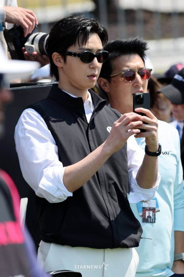 배우 박서준(왼쪽)이 2일 LIV 골프 코리아 1라운드가 열린 잭니클라우스GC를 찾아 선수들의 플레이를 카메라에 담고 있다. /사진=임성균 기자