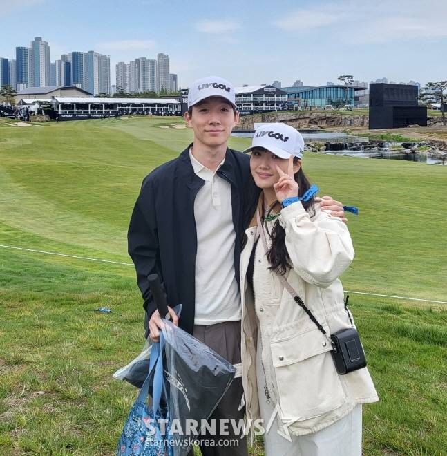 생애 첫 골프 대회 관람을 위해 잭니클라우스GC를 찾은 이주호(왼쪽), 박지영씨. /사진=안호근 기자
