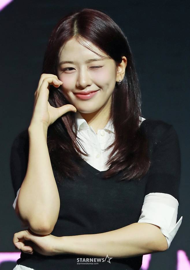 걸그룹 아이브 안유진이 3일 오후 서울 여의도 콘래드호텔에서 진행된 세 번째 미니 앨범 ‘아이브 엠파시'(IVE EMPATHY) 발매기념 기자간담회에 참석해 포즈를 취하고 있다. /2024.02.03 /사진=이동훈 photoguy@