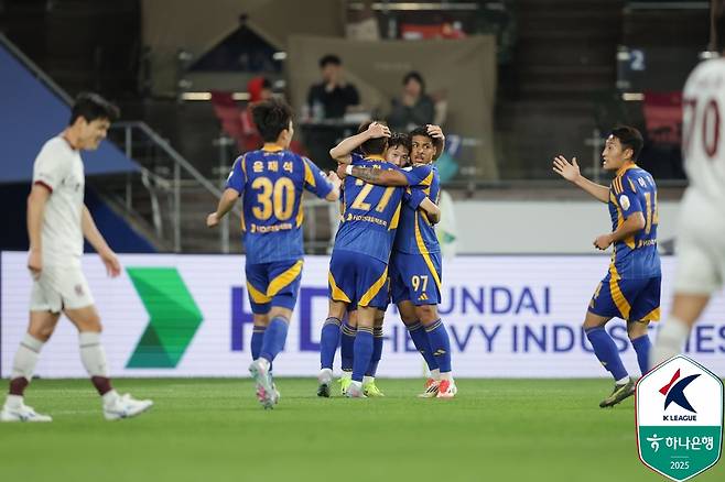 울산 HD 선수들이 2일 울산문수축구경기장에서 열린 광주FC와의 '하나은행 K리그1 2025 11라운드' 홈 경기에서 기뻐하고 있다. /사진=한국프로축구연맹 제공