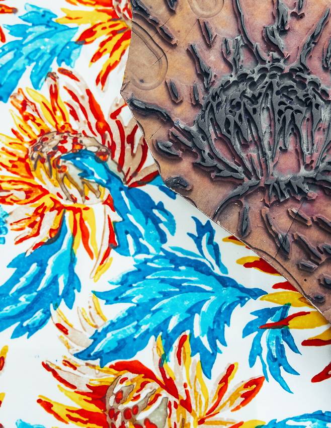 목판 인쇄는 16세기부터 이어져 온 전통적인 실크 디자인 방식이다