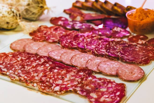 레 알 드 리옹 폴 보퀴즈(Les Halles de Lyon Paul Bocuse) 시장에서 판매하는 샤퀴테리는 치즈만큼 종류가 다양하다