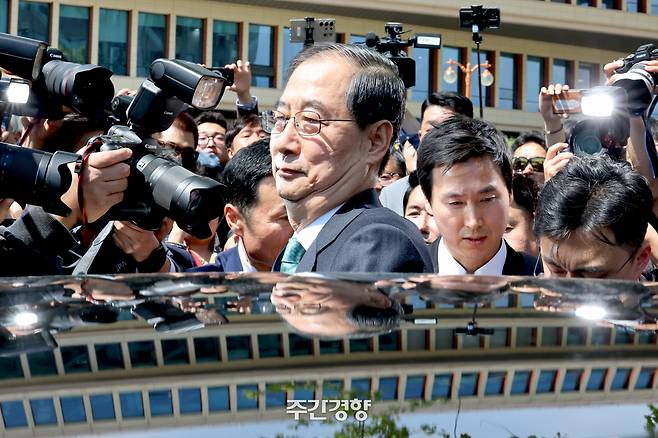 한덕수 전 국무총리가 2일 국회 소통관에서 대선 출마 기자회견을 마친후 자리를 떠나고 있다. 박민규 선임기자