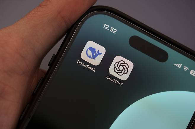 스마트폰에 중국 인공지능(AI) 챗봇 ‘딥시크(DeepSeek)’와 미국 오픈AI의 ‘챗GPT’ 앱이 함께 설치된 모습 / EPA연합뉴스