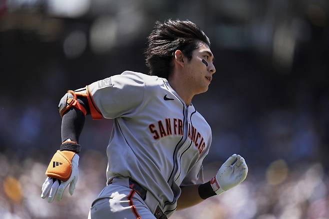 샌프란시스코 자이언츠 이정후가 지난 1일 샌디에이고 파드리스전에서 타격 후 1루로 달려 나가고 있다. AFP 연합뉴스