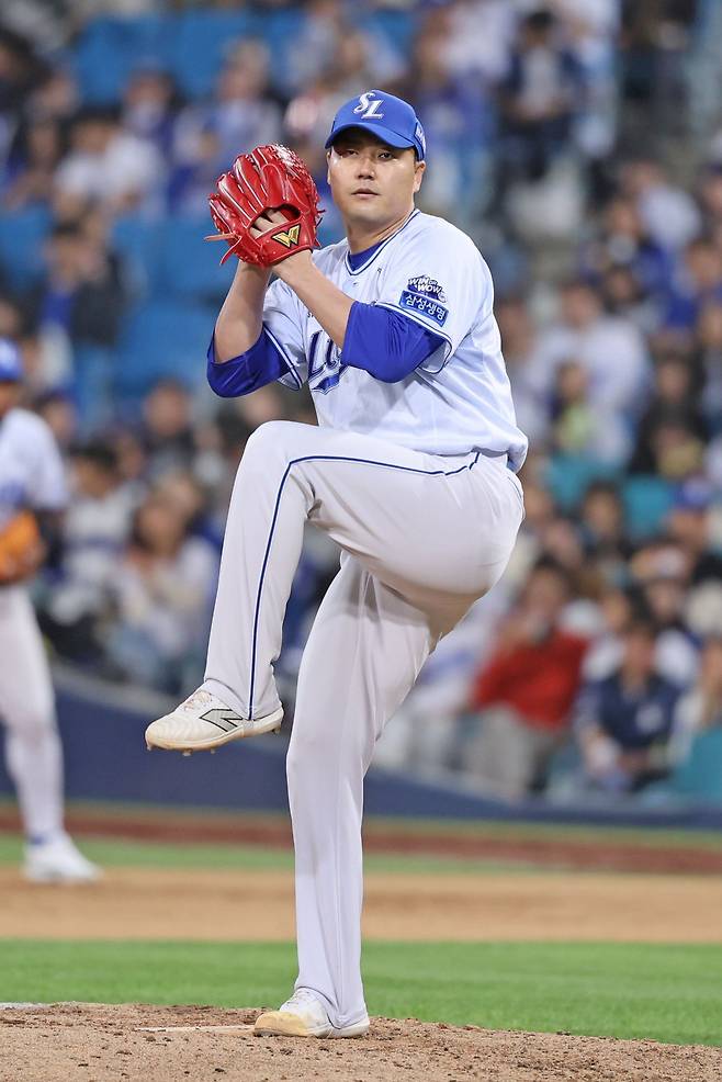 삼성 라이온즈 김태훈이 2일 대구 두산 베어스전에 구원 등판해 투구하고 있다. 삼성 라이온즈