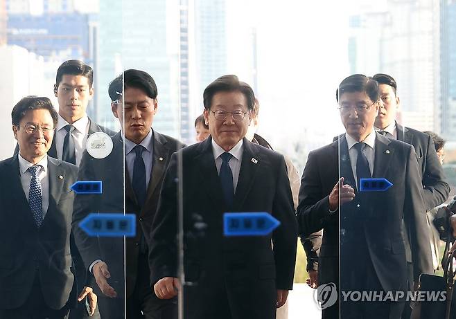 감출 수 없는 미소 (서울=연합뉴스) 신준희 기자 = 더불어민주당 이재명 대표가 25일 국회로 들어서며 미소를 짓고 있다. 
    이 대표는 이날 위증교사 혐의 사건에 대해 1심에서 무죄를 선고받았다. 2024.11.25 hama@yna.co.kr