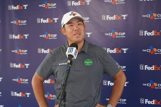 1라운드 경기를 설명하는 안병훈. [CJ 그룹 제공. 재판매 및 DB 금지]